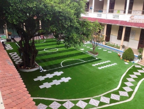 Không gian trường học hiện đại với cỏ nhân tạo sân vườn